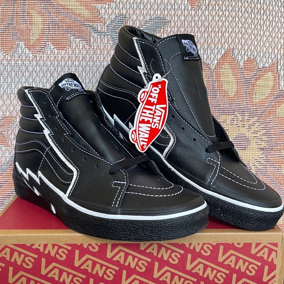 Vans WMNS Sk8-Hi Bolt Black/Black
VN0A5JIVBKA1
Sneakers - athletic shoes - Picture 5 of 16